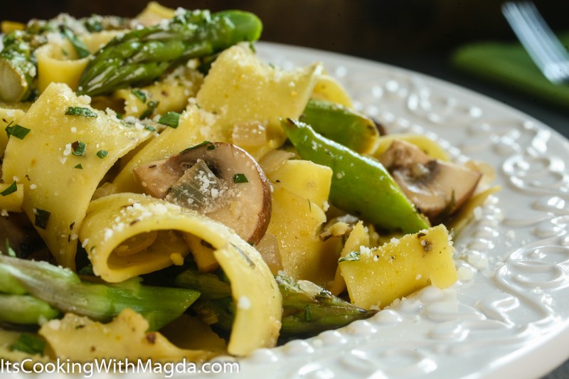 Lemon Pasta with mushrooms, asparagus and parsley next to a green napkin
