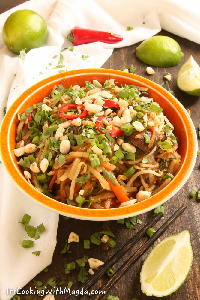vegetable pad thai with zucchini, bell pepper, mushrooms and bok choy