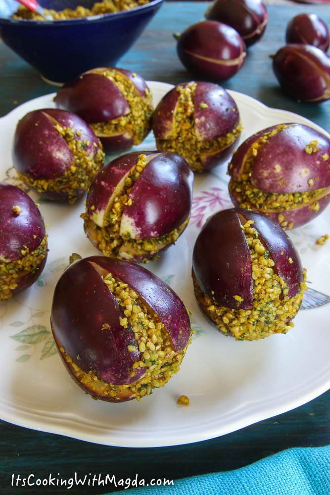 indian eggplants are stuffed with a paste made out of peanuts, sesame seeds, garlic, spices